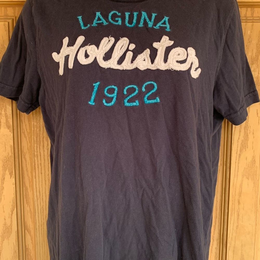 💚3/$25 Hollister Dark Blue Tee with White and Teal Print size large